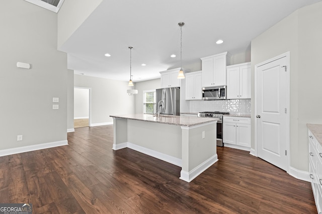 517 Lago Ct, Lagrange, GA 30241 - kitchen featuring stainless steel appliances, a sink, dark wood-style flooring, backsplash, and an island with sink