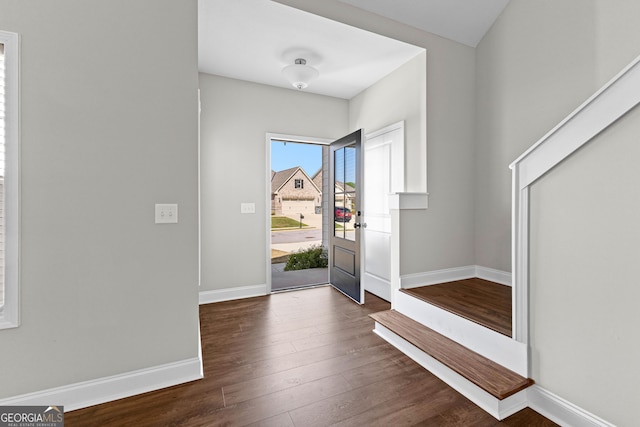517 Lago Ct, Lagrange, GA 30241 - entryway featuring dark wood finished floors and baseboards