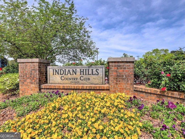 view of community / neighborhood sign