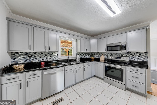 17 Spring Cir, Watkinsville, GA 30677 - kitchen with stainless steel appliances, a sink, gray cabinets, tasteful backsplash, and crown molding