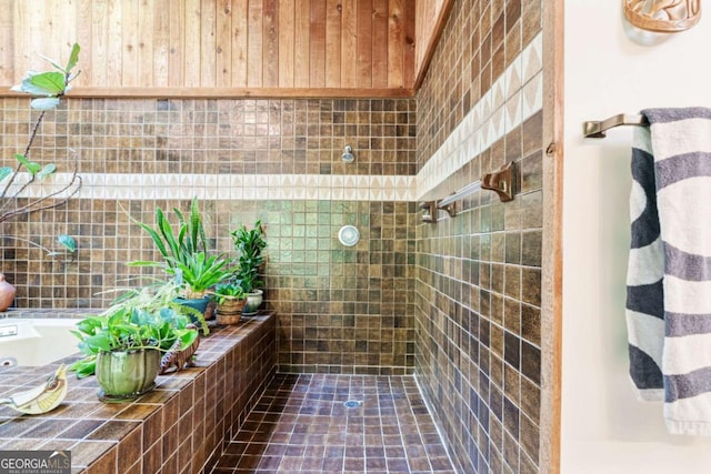 full bathroom featuring tiled shower