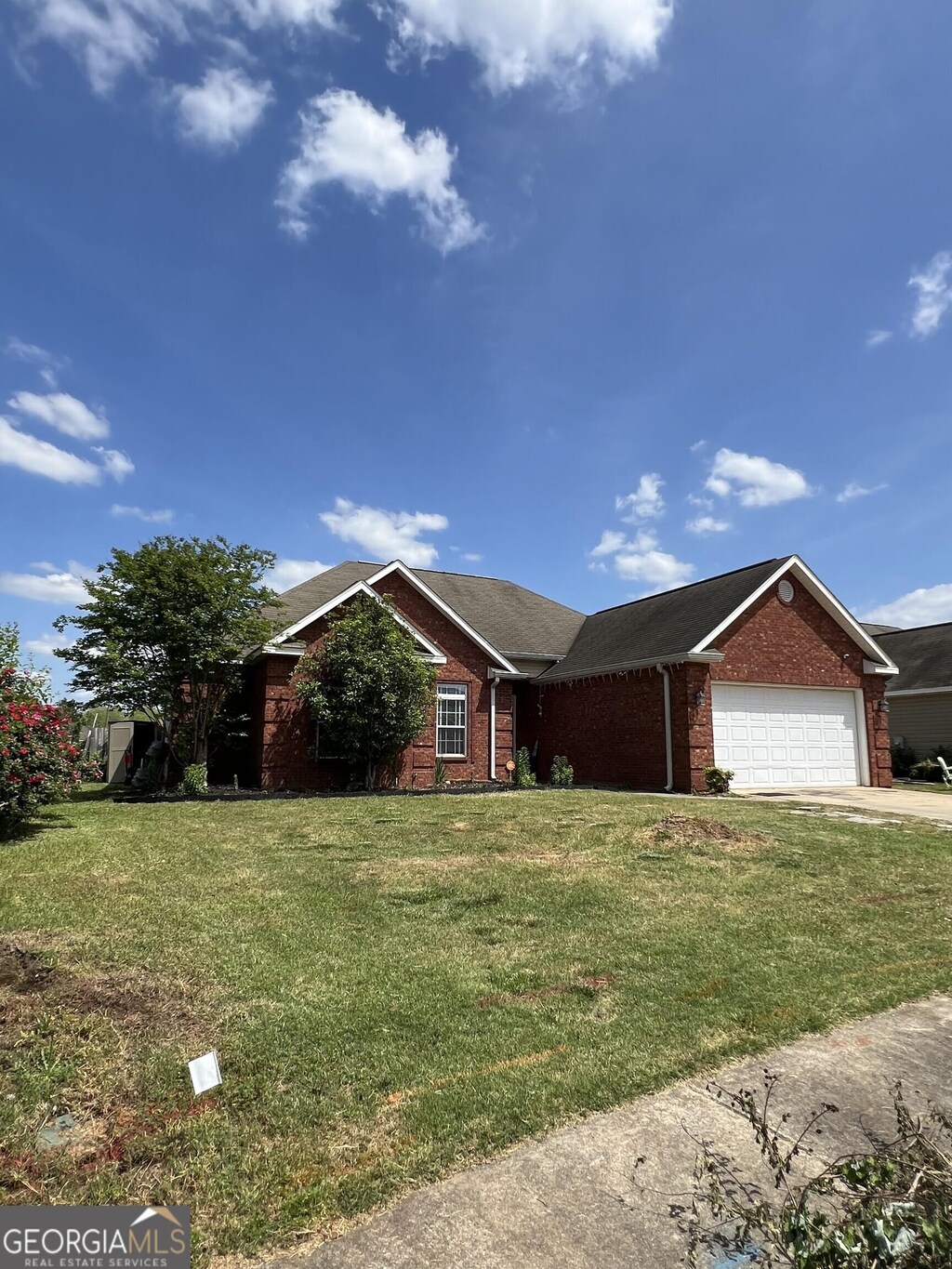 206 Faybrook Dr, Byron, GA 31008 - single story home featuring brick siding, a front yard, driveway, and a garage