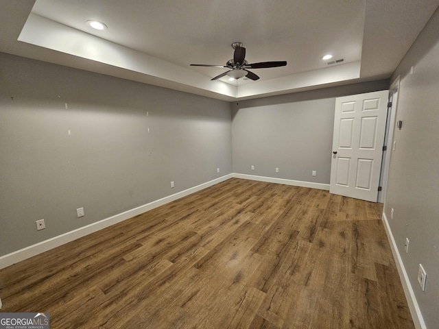 spare room featuring recessed lighting, a raised ceiling, baseboards, and ceiling fan