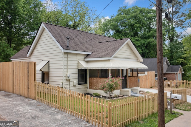 26 Walker St, Cartersville, GA 30120 - bungalow with a shingled roof, a fenced front yard, and covered porch