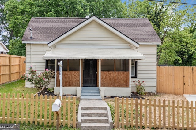 26 Walker St, Cartersville, GA 30120 - bungalow-style house featuring fence private yard, a shingled roof, and a front lawn