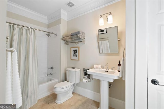 4675 Lakeway Pl, Alpharetta, GA 30005 - bathroom with toilet, crown molding, shower / bathtub combination with curtain, baseboards, and visible vents