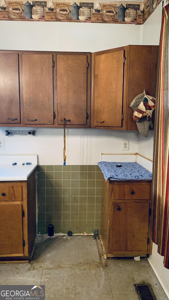 laundry room with visible vents