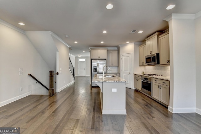 kitchen featuring a sink, stainless steel appliances, visible vents, backsplash, and dark wood-style floors