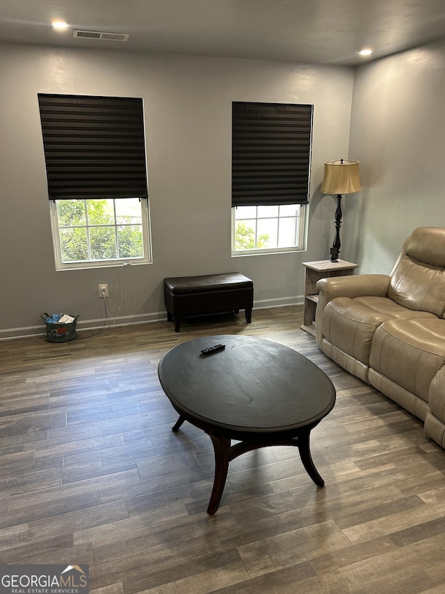living area featuring baseboards, recessed lighting, and wood finished floors