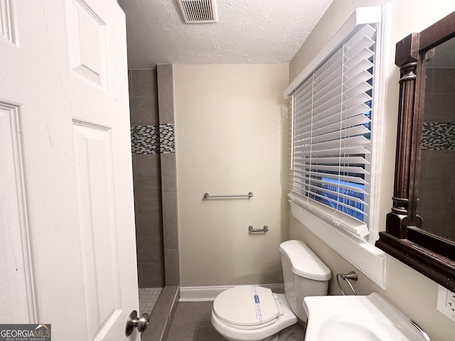 2965 Meadowview Dr SE, Atlanta, GA 30316 - full bath featuring tile patterned floors, a textured ceiling, a tile shower, toilet, and visible vents