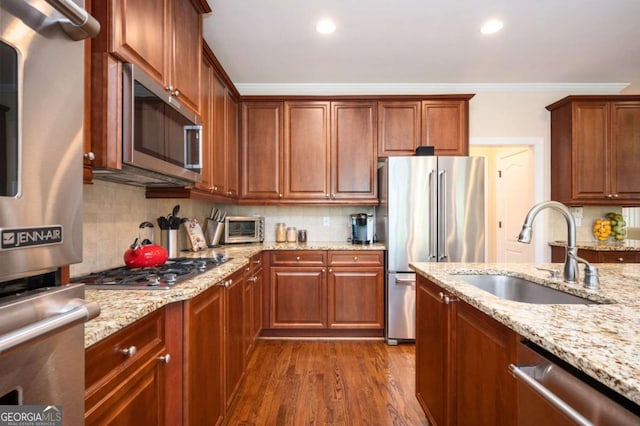 455 Cooper Woods Ct SE, Smyrna, GA 30082 - kitchen with appliances with stainless steel finishes, a sink, dark wood-style floors, tasteful backsplash, and recessed lighting