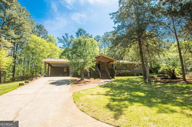 view of front of property featuring driveway, a front yard, and an attached carport
