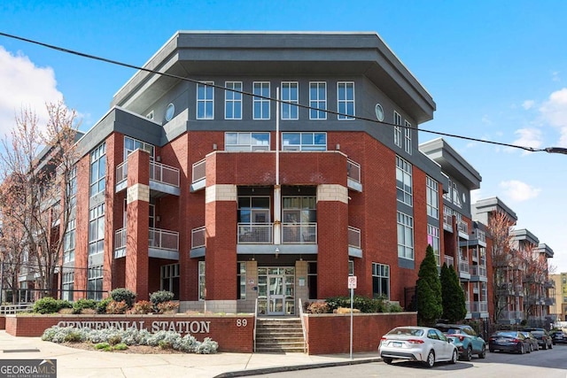 view of apartment building / complex