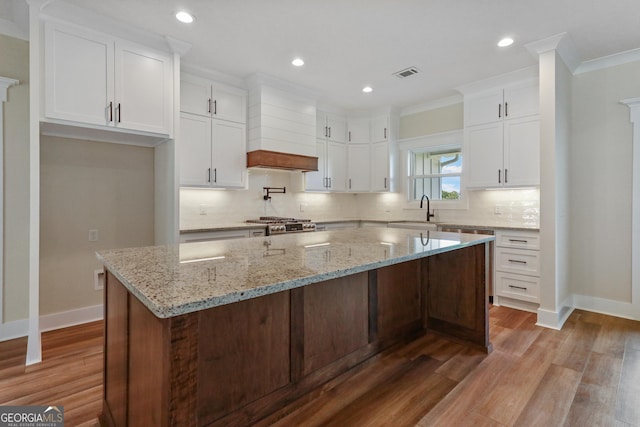 88 Northshore Ave, Jesup, GA 31545 - kitchen with baseboards, custom exhaust hood, visible vents, and dark wood-type flooring