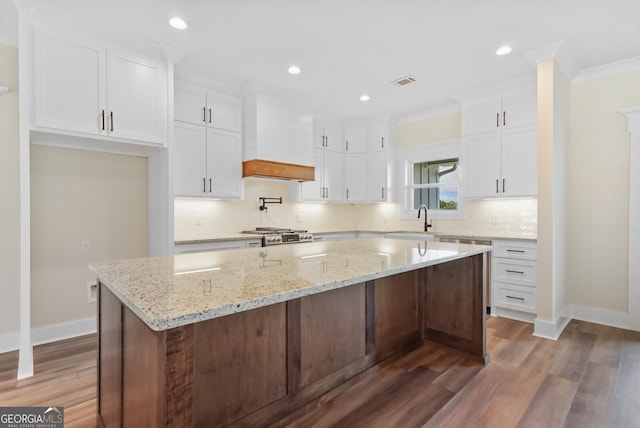 88 Northshore Ave, Jesup, GA 31545 - kitchen with a sink, tasteful backsplash, baseboards, white cabinetry, and premium range hood