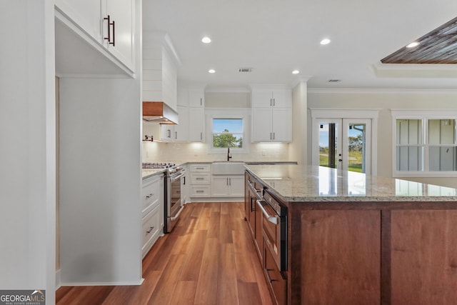 88 Northshore Ave, Jesup, GA 31545 - kitchen with visible vents, a sink, crown molding, a center island, and high end range
