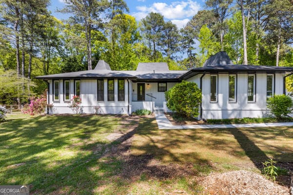view of front of home with a front lawn