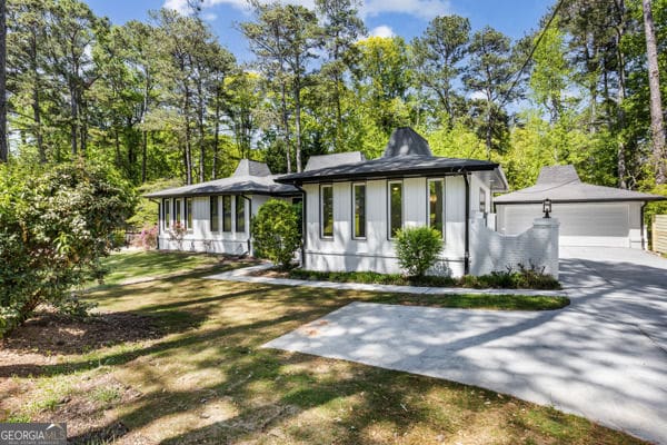 view of front of home with an outbuilding, a detached garage, and a front yard