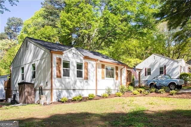 2086 Harold Ave SE, Smyrna, GA 30080 - bungalow-style house featuring a front lawn