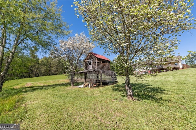 view of yard with an outbuilding