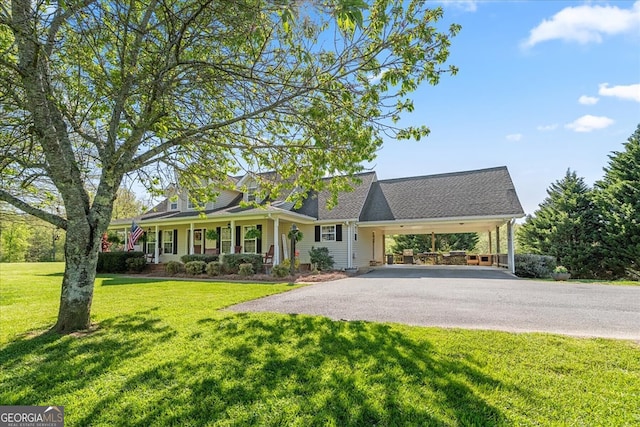 view of front of property featuring a carport, aphalt driveway, and a front yard