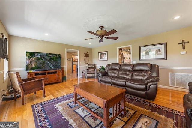 living room featuring recessed lighting, visible vents, baseboards, light wood-style flooring, and ceiling fan