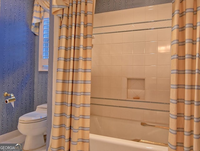 full bath with shower / bath combination with curtain, toilet, and wallpapered walls