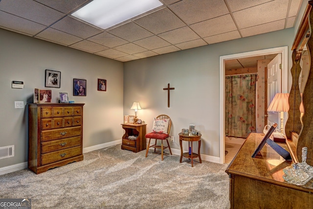 living area featuring visible vents, carpet flooring, a drop ceiling, and baseboards
