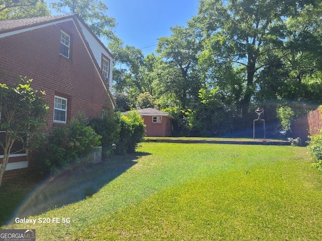 view of yard featuring an outbuilding and a storage unit