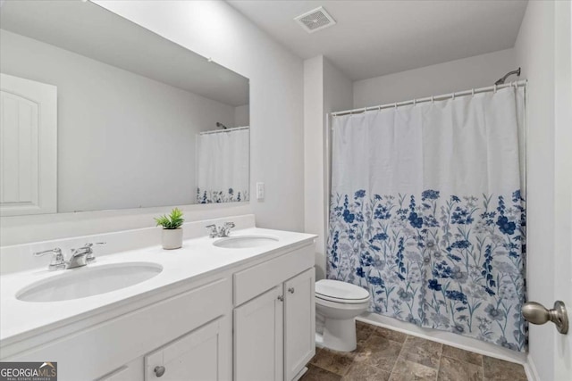 full bathroom featuring toilet, double vanity, baseboards, and a shower with curtain