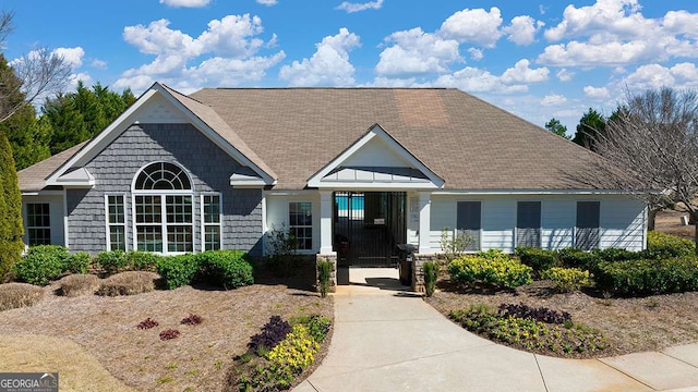 ranch-style home featuring a shingled roof