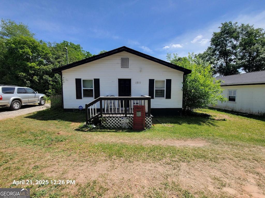 view of front of home featuring a front yard