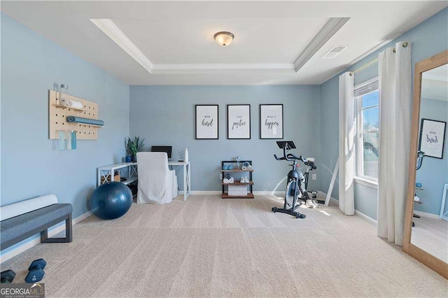 workout room featuring carpet floors, a tray ceiling, visible vents, and baseboards