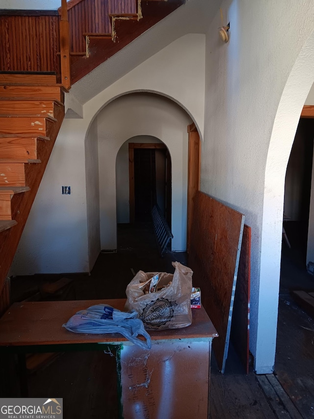 506 Mcdonald St, Waycross, GA 31503 - hall featuring arched walkways and stairway