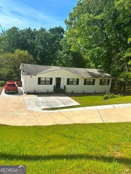 6630 Crystal Cove Trl, Gainesville, GA 30506 - view of front facade with a front lawn