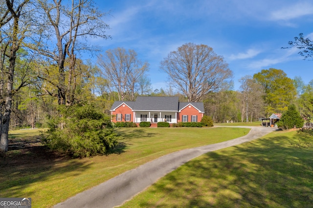 view of front of house featuring a front lawn