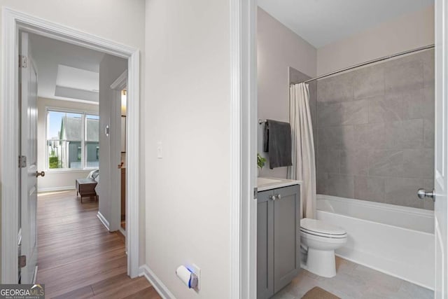 full bathroom with baseboards, vanity, shower / bathtub combination with curtain, and toilet