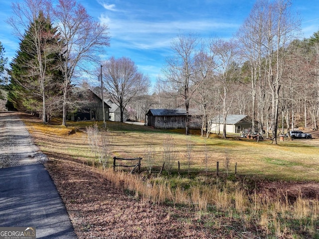 view of yard with an outdoor structure