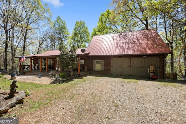366 Crabapple Rdg, Clarkesville, GA 30523 - view of front facade with driveway and metal roof
