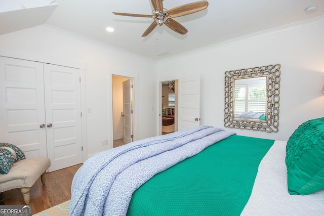 bedroom with recessed lighting, a closet, crown molding, a ceiling fan, and wood finished floors
