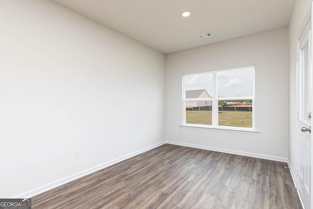 empty room featuring baseboards, visible vents, recessed lighting, and dark wood-style floors