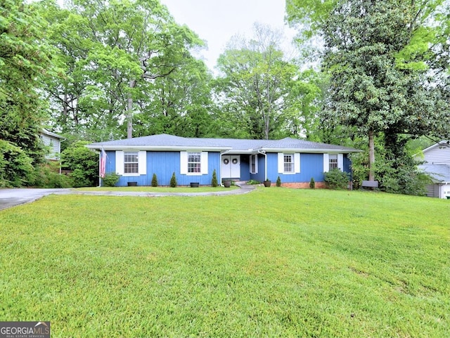 single story home featuring a front yard