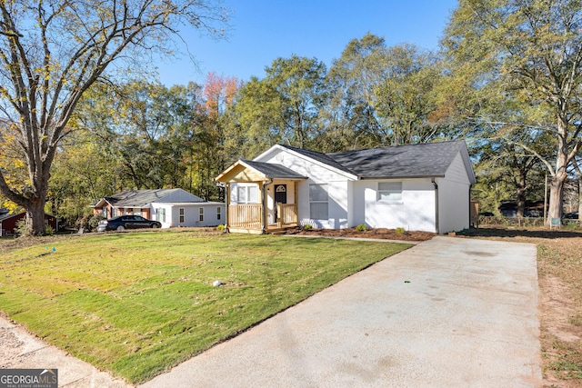 view of front of house featuring a front lawn and driveway