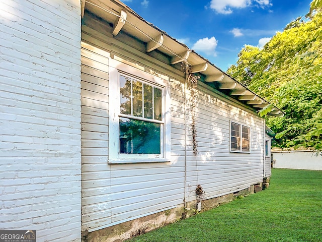 view of side of property featuring a yard