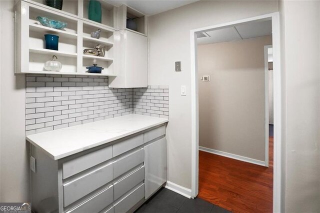 2965 Pharr Ct S Unit 110, Atlanta, GA 30305 - kitchen featuring white cabinets, dark wood-style floors, backsplash, open shelves, and baseboards