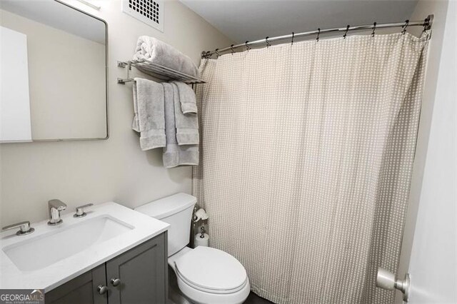 2965 Pharr Ct S Unit 110, Atlanta, GA 30305 - full bathroom featuring curtained shower, visible vents, toilet, and vanity
