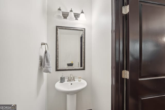 bathroom featuring a sink
