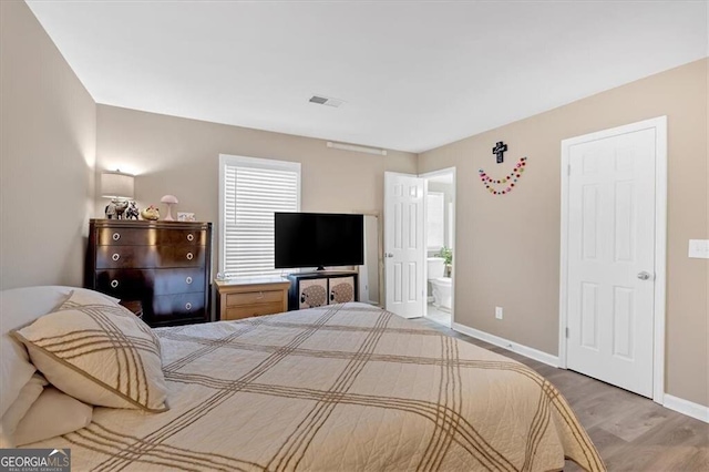 992 Old Holcomb Bridge Rd, Roswell, GA 30076 - bedroom featuring ensuite bath, baseboards, wood finished floors, and visible vents