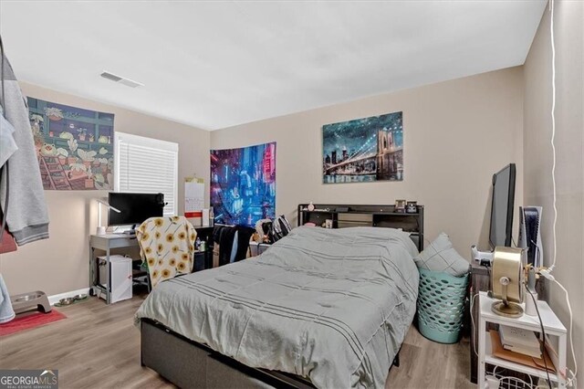 992 Old Holcomb Bridge Rd, Roswell, GA 30076 - bedroom featuring baseboards, wood finished floors, and visible vents