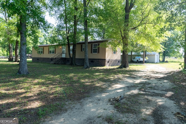 view of front of home featuring crawl space and dirt driveway
